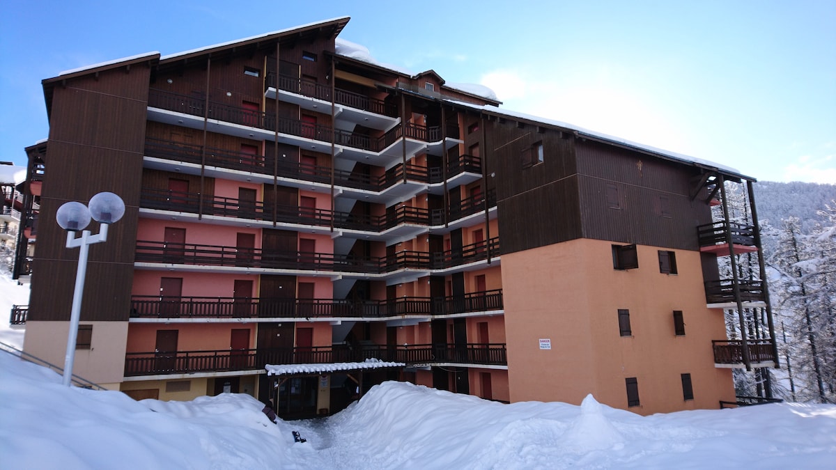 Erfolgreiche Airbnb-Immobilie: Studio for 4 people, bright and sunny, unobstructed view. in Risoul