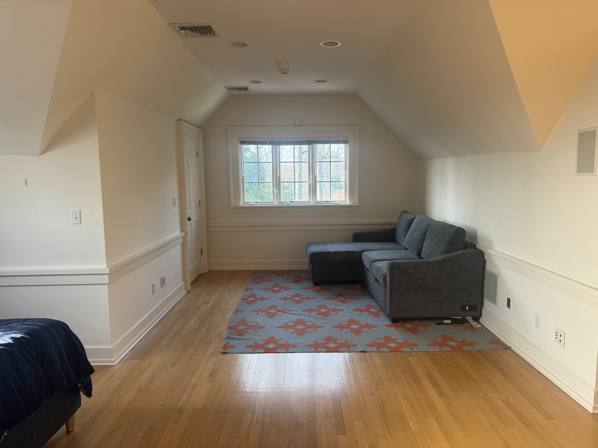 Dormitorio de 500 pies cuadrados en la planta superior con baño privado.  Incluye sofá cama.