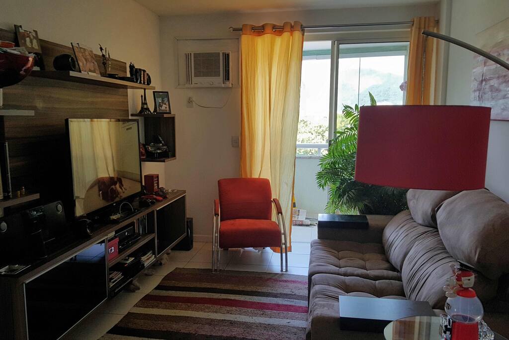 SALA DE ESTAR COM VARANDA+AR CONDICIONADO+TV