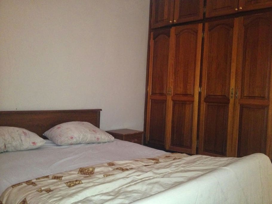 la deuxième chambre climatisée avec placard et double lit