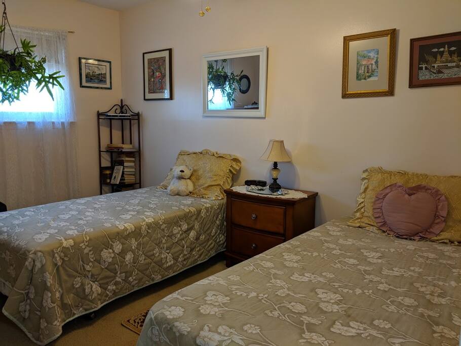 2 twin beds.