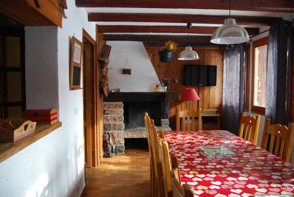 Salle à manger avec cheminée