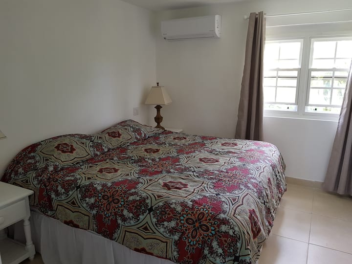 מיטת קינג - סייז נוחה בחדר השינה הממוזג.
