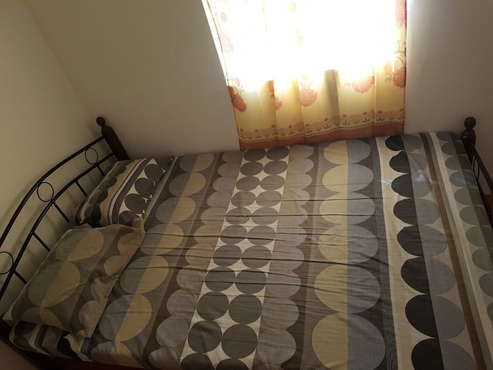 Брачен кревет во главната соба.