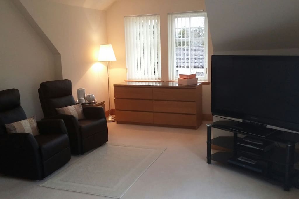 King suite-recliners, tv/dvd, kettle