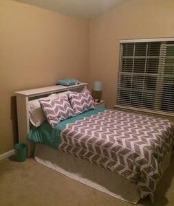 Spacious Room w/ Pvt Bath(Near St Johns Town Cntr)