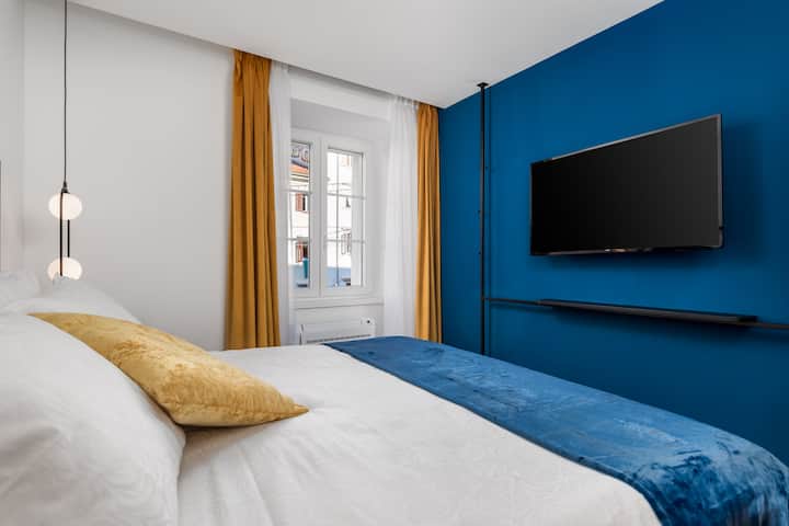 غرفة نوم تضم سرير 180*200 سم ، إطلالة على المدينة ، مكتب عمل وتلفزيون مسطح