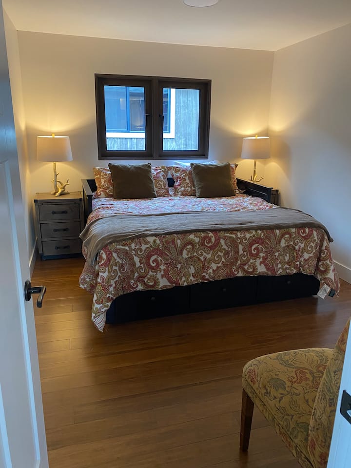 Dormitorio del medio con cama tamaño king y espacio para colchón inflable fuera del comedor.