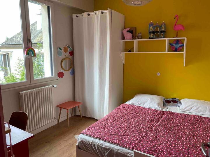 Spavaća soba s ružičastim vratima, bračni krevet 1,60m
