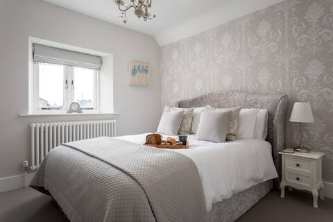 Luxury cottage Bourton, dog friendly, parking, Gdn