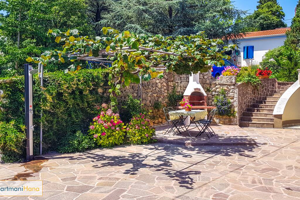 Yard in front of the house - grill and outdoor shower