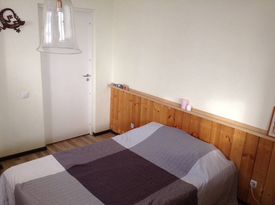 Bright bedroom with double bed.Luminoso dormitorio con cama doble.