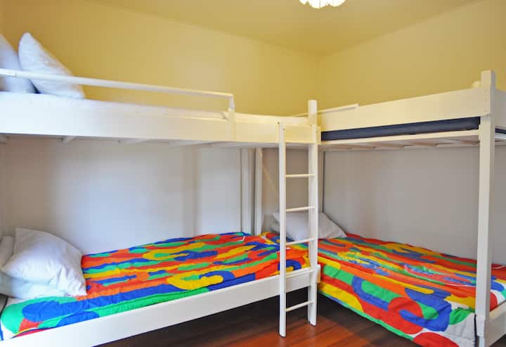 Espace amusant pour les enfants avec quatre lits superposés