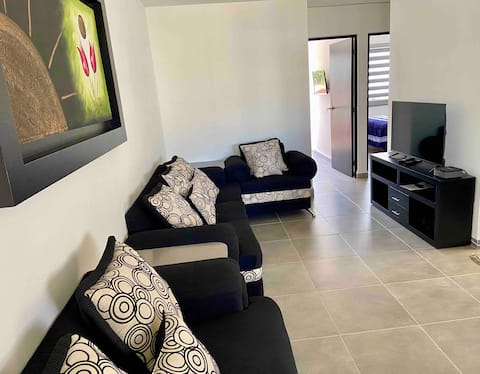 Factura, 2 bdrm, 2 queen beds, 2 TVs. Nice Apt.