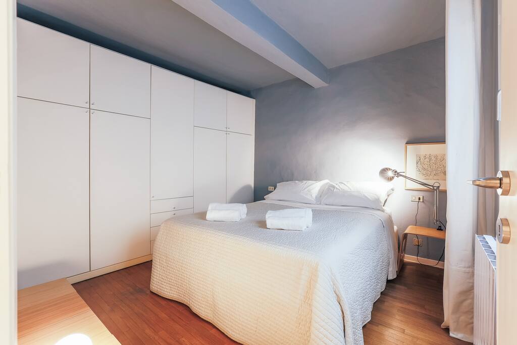 The bedroom is very quiet ,it doesn't face the main street so it's peaceful at night