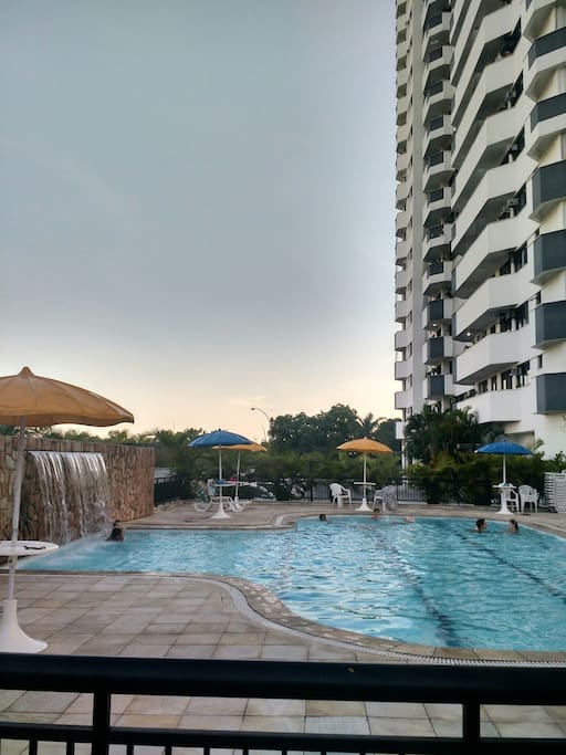 Piscina com cascata e balsa para praia