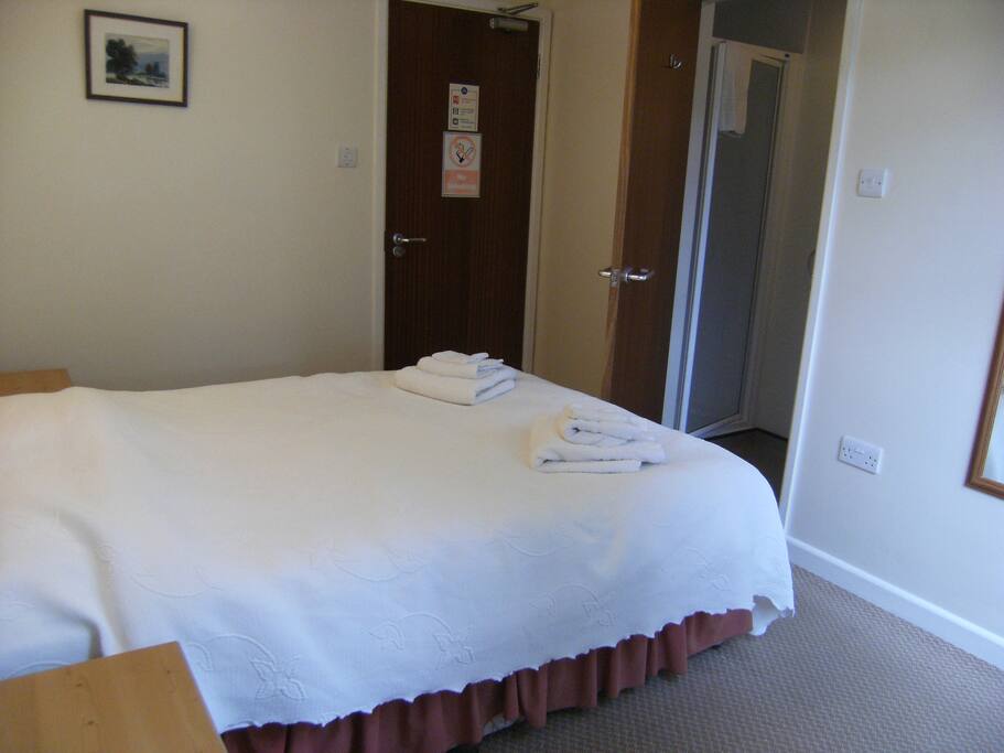 Double guest room with en suite shower/toilet