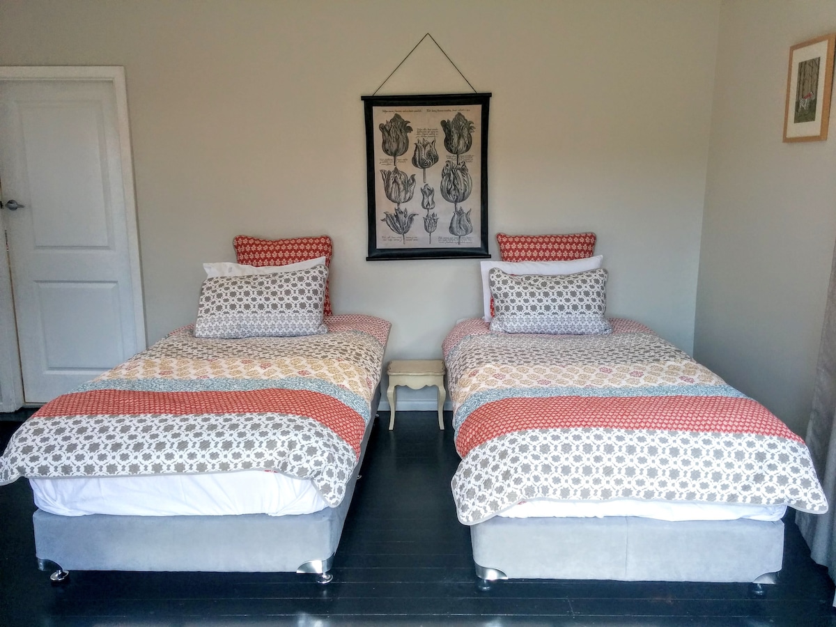 Dvojlôžko s manželskou posteľou King