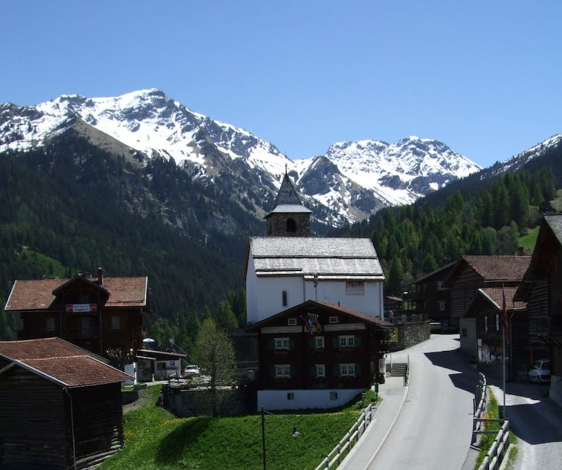 Aussicht vom Balkon in Richtung Tschiertschen Dorf und Arosa Weisshorn