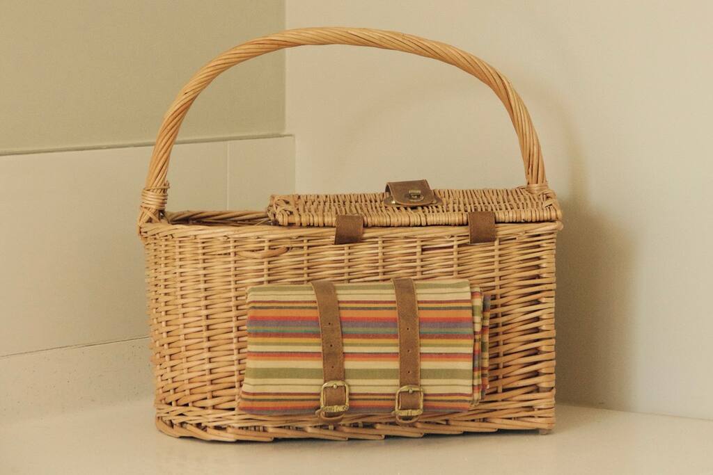 take a picnic to the pond and park