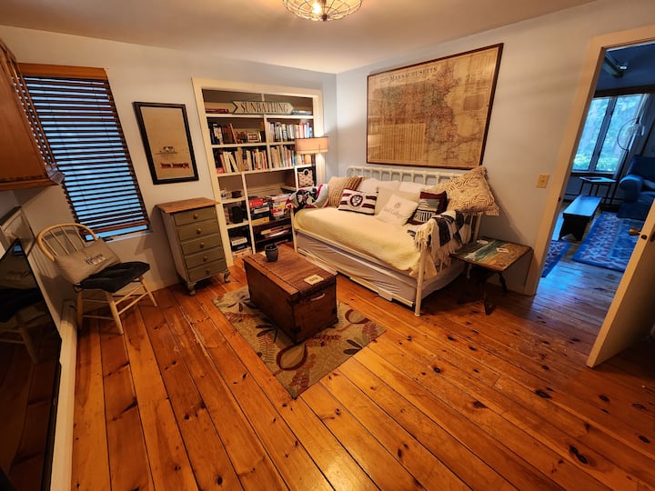 Dormitorio del primer piso que tiene su propio baño, con cama de día/cama nido (para dos personas).

También incluye TV Roku de 50pulgadas con barra de sonido/subwoofer. Mapa antiguo de Cape Cod de 1910, precanal. Varios exalumnos universitarios:)