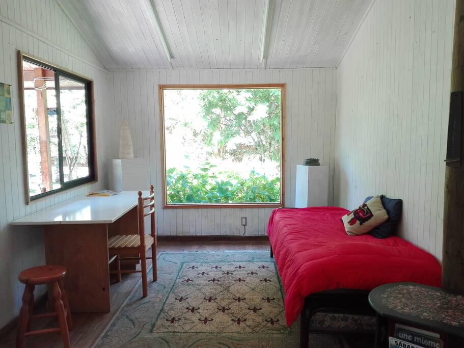 Estar, cama nido y linda vista al jardín.