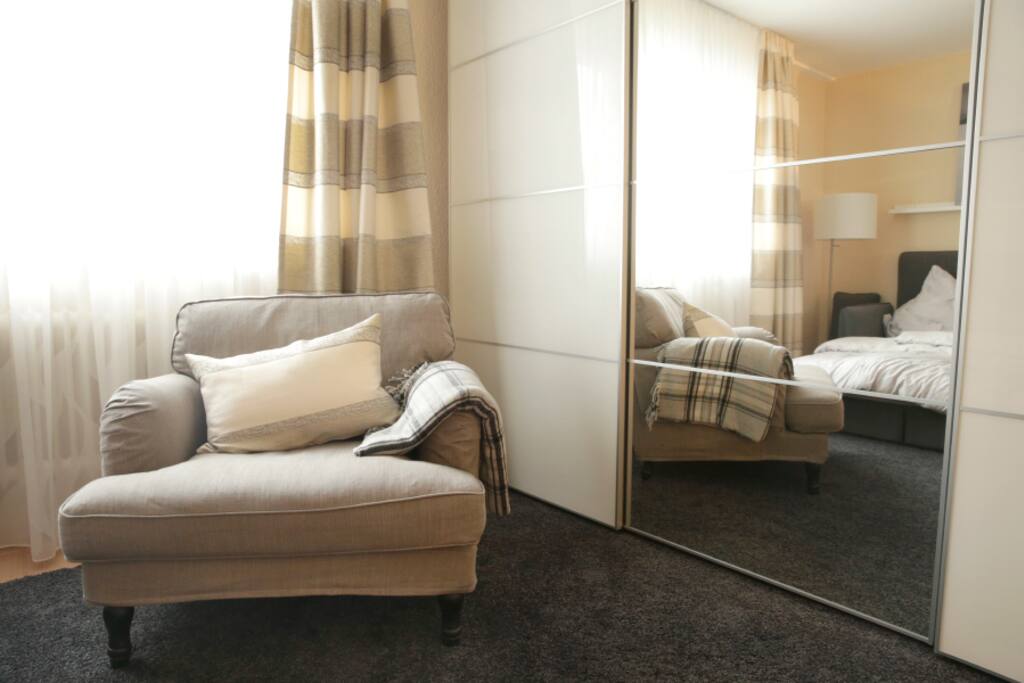 Bequemer Sessel mit Kissen +Decke