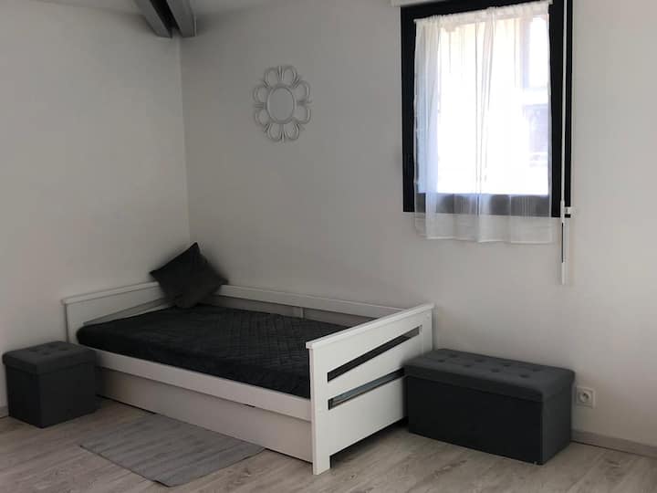 1 מיטת קומת ביניים עם גג נפתח למיטה זוגית 