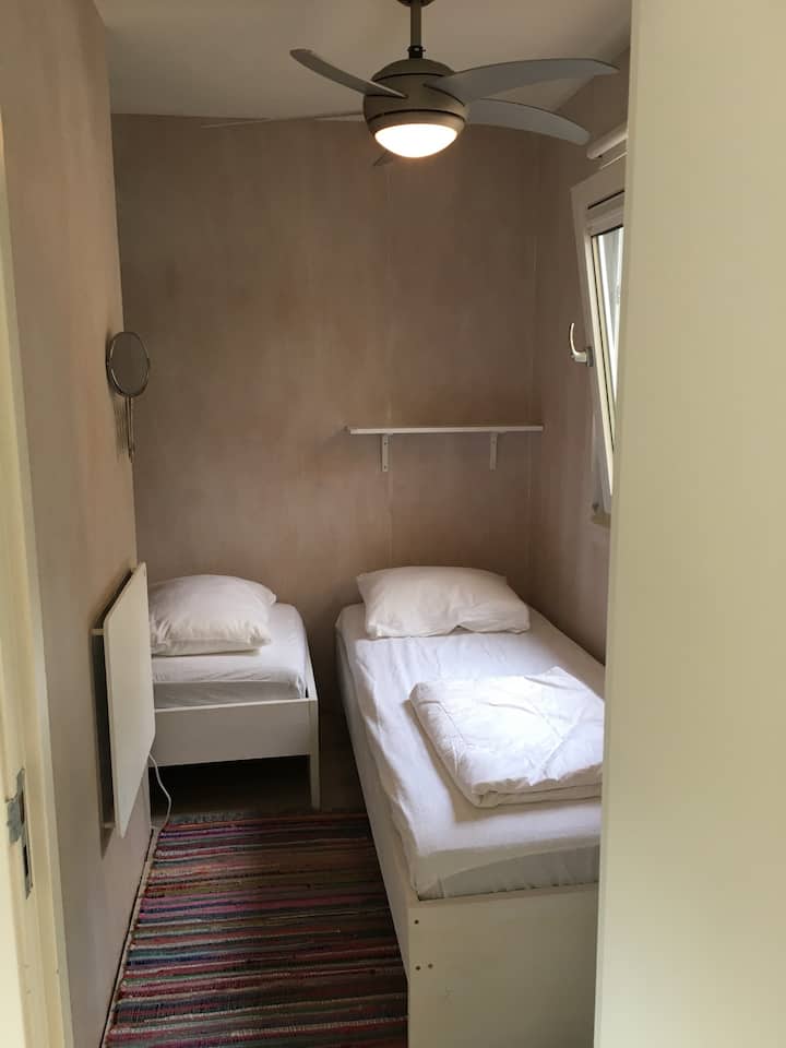 Detská spálňa s dvoma samostatnými lôžkami, veľkým šatníkom a stropným ventilátorom