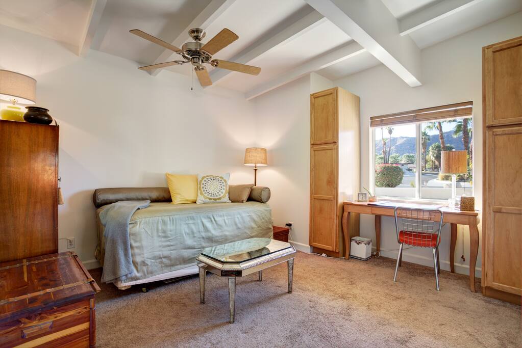 Cheerful, open room with great mountain views