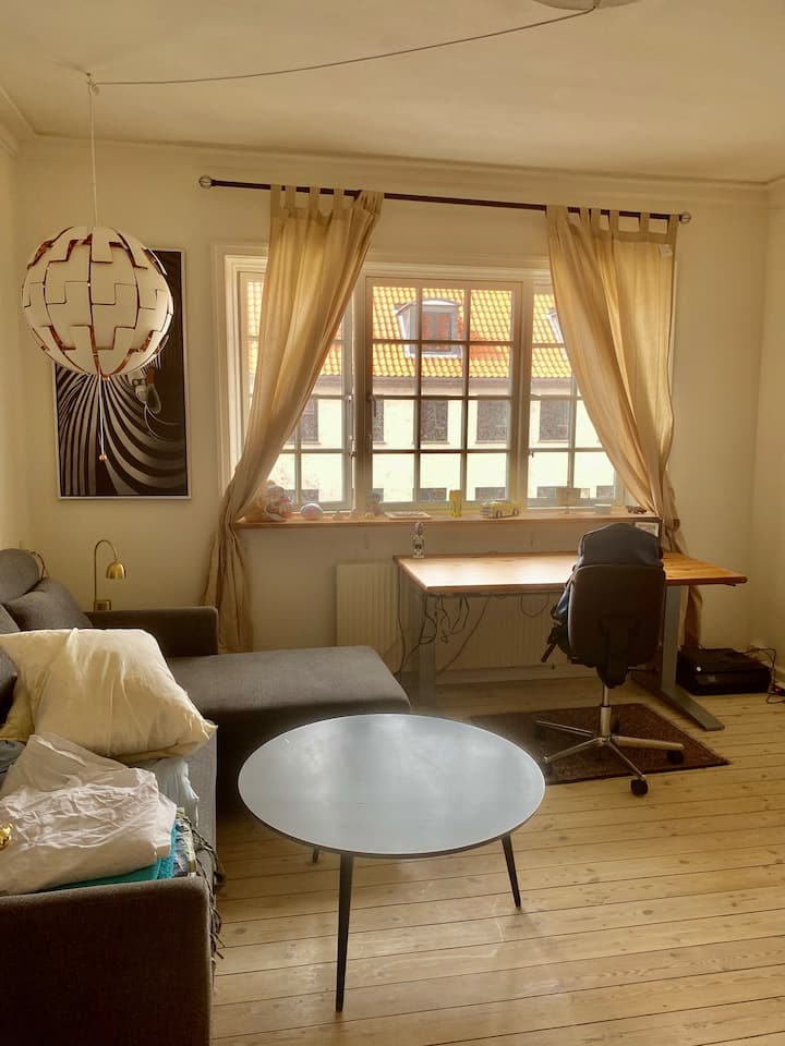 Spálňa s pracovným stolom.
Dobrá rozkladacia pohovka pre dve osoby od Ilvy