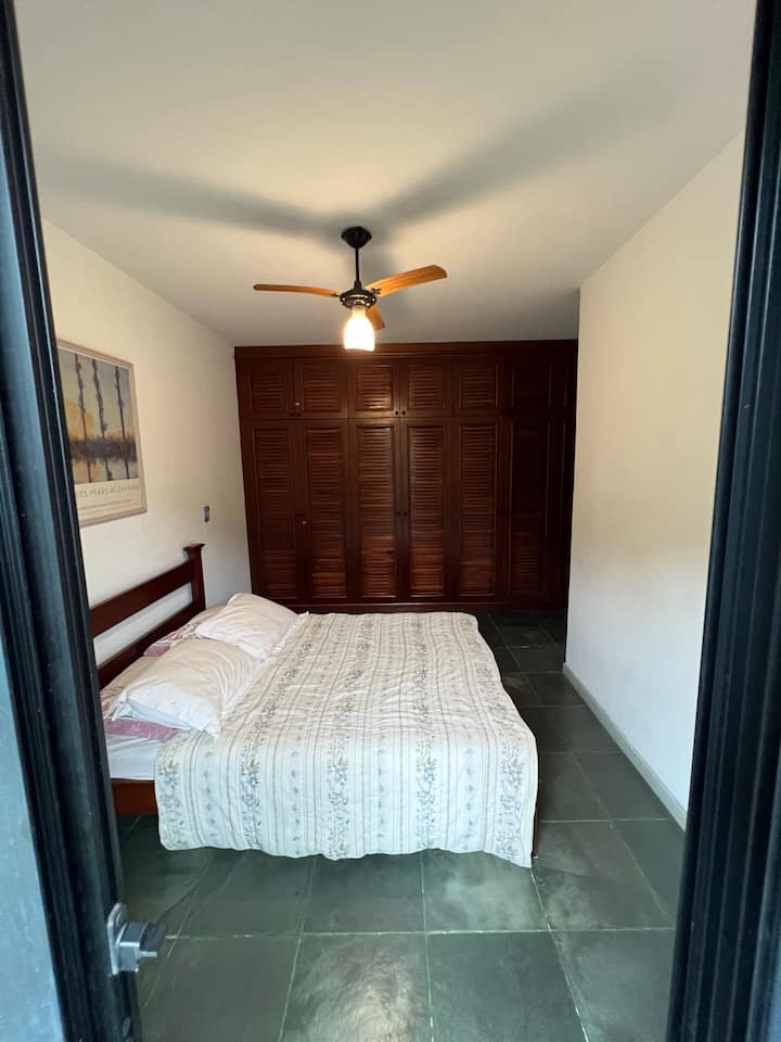 Suite con cama matrimonial y aire acondicionado 