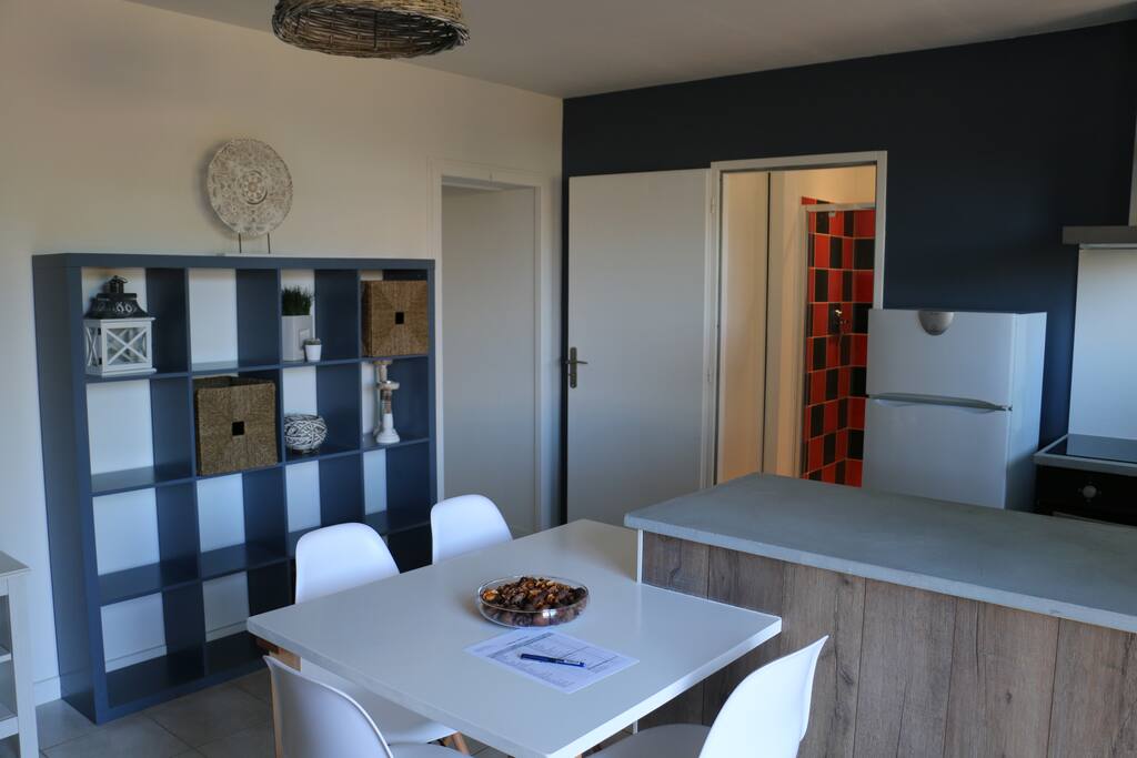 Pièce à vivre avec table et 4 chaises