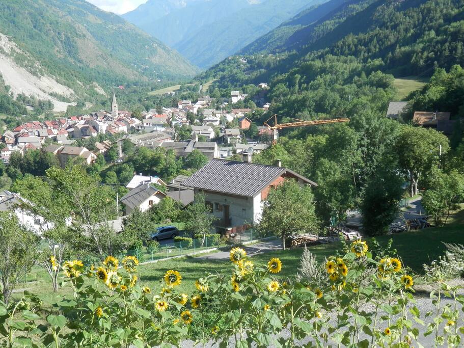 Vue du chalet sur le village de St Étienne de Tinee