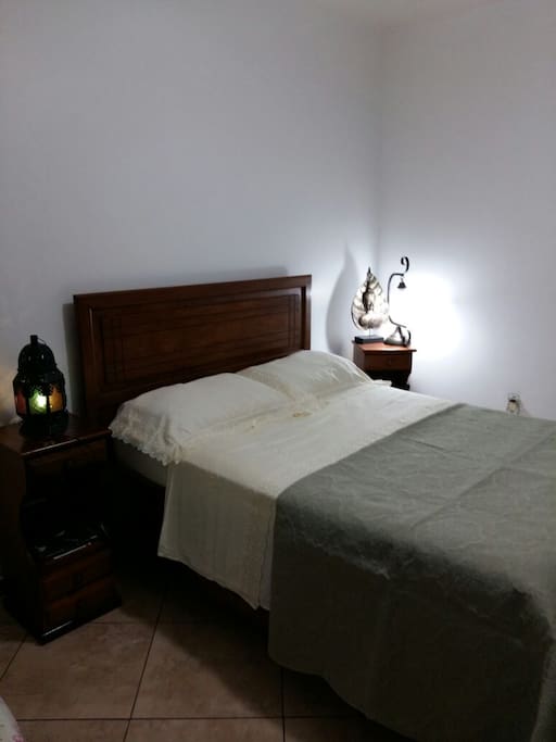 Quarto com cama casal com gavetas grandes em madeira maciça, colchão de mola tudo novo.e cama de solteiro.