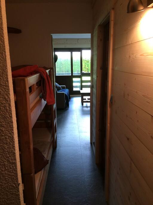 Couloir avec lits jumeaux/Corridor with Twin Beds