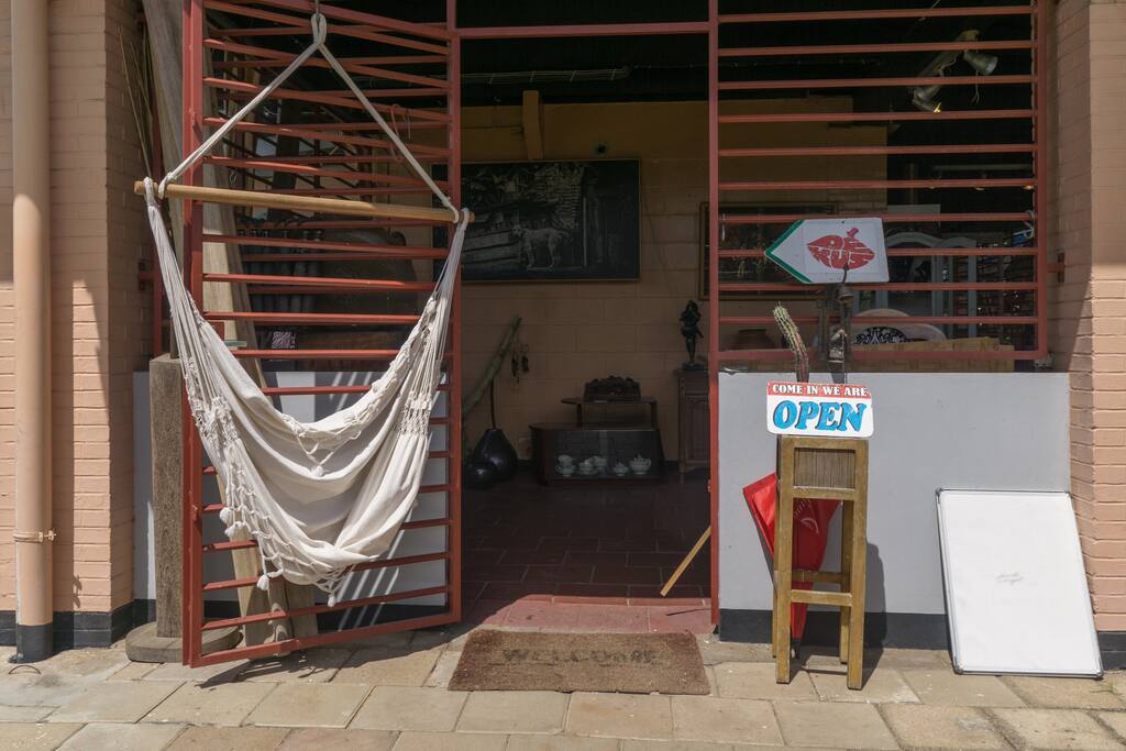 Ingang galerie/winkel De KuS