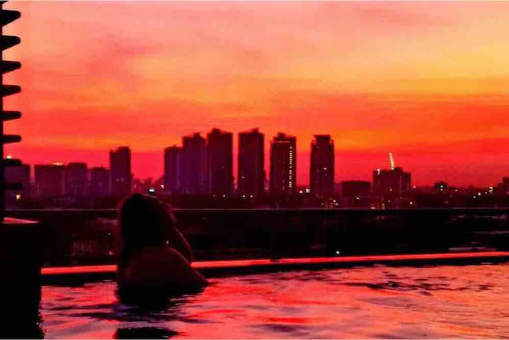 Studio with Skyline Swimming Pool