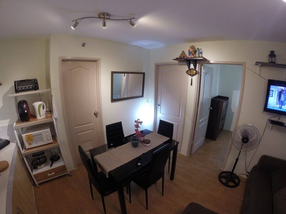 4-seater dining table (table is expandable)