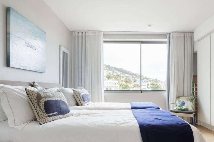 Wraparound Views from a Modern and Luxurious Apartment gallery image 3