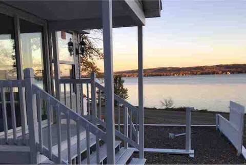 Lakefront Sleeps 12 BOYNE Gorgeous Views!