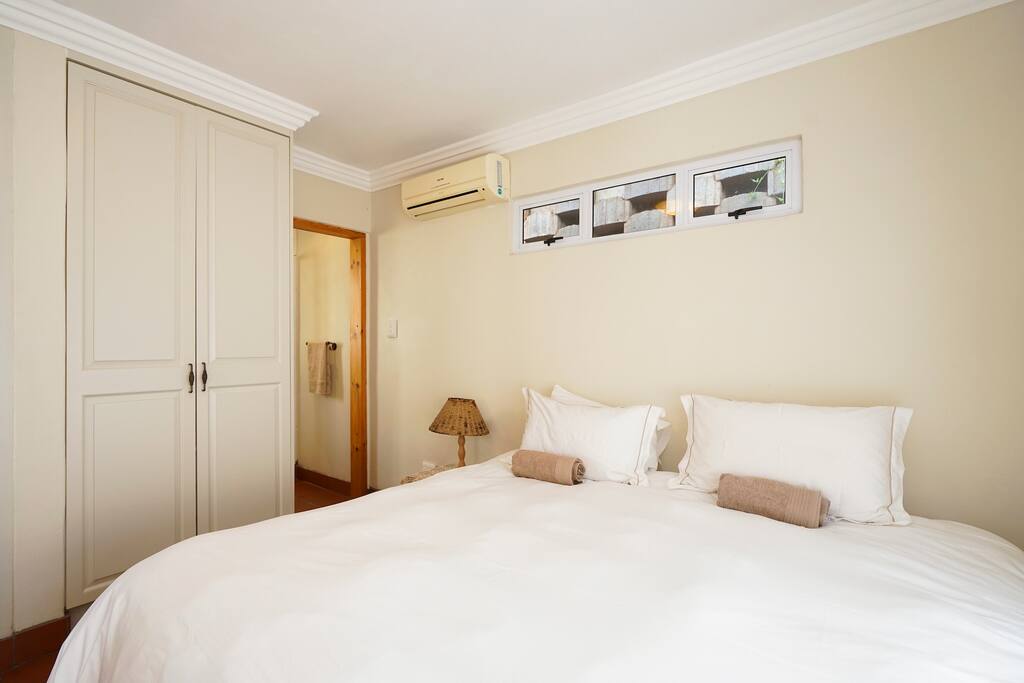 Main bedroom: King-sized bed, closet, and en suite bathroom