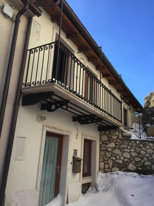 l'entrata della casa al primo piano sul ballatoio privato