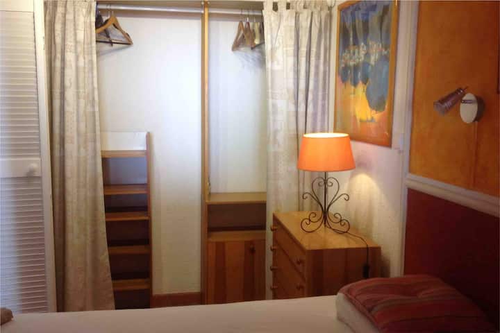 Chambre: lit 140 penderie/ dressing et commode