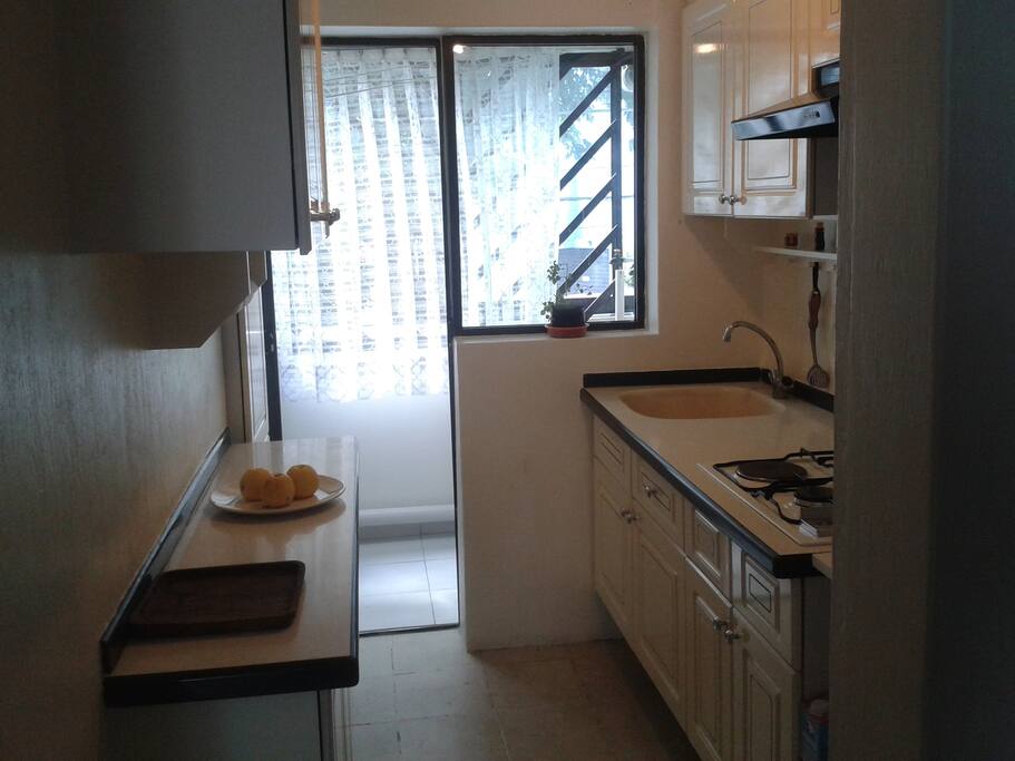 Cocina completa, con luz natural y todo lo necesario para un rico desayuno!