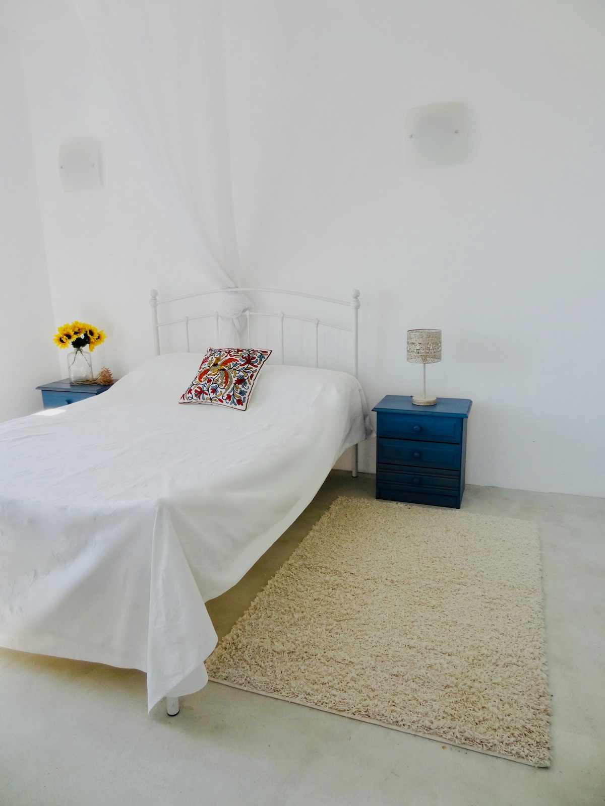 Spavaća soba s pogledom na more koja vodi na privatnu terasu. 