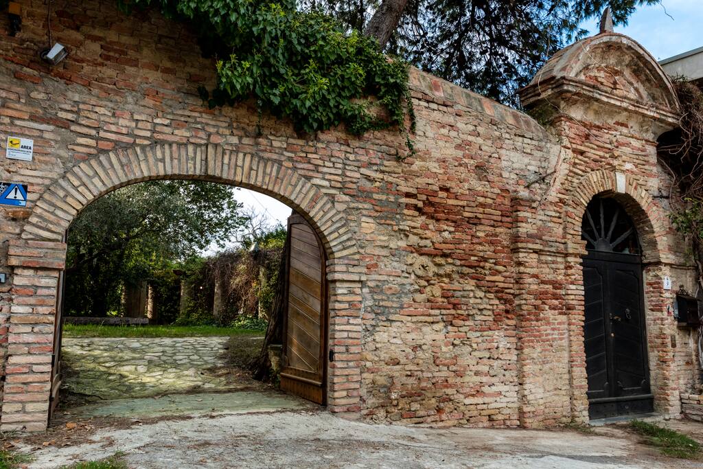 La entrada para coches