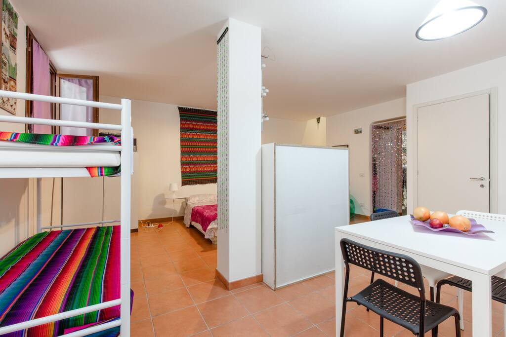 tavolo e sedie e letto a castello