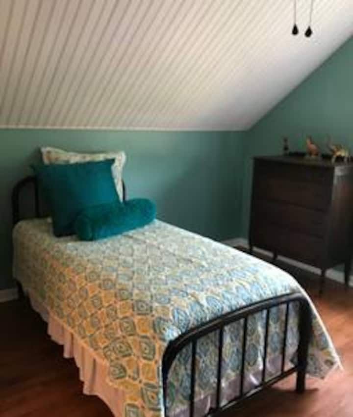 Საძინებელი №4, ზემოთ, დგას ორადგილიანი საწოლი და ერთადგილიანი საწოლი ოთხადგილიანი კომფორტული დასაძინებლად, ბიჭებისთვის ლურჯად შეღებილი