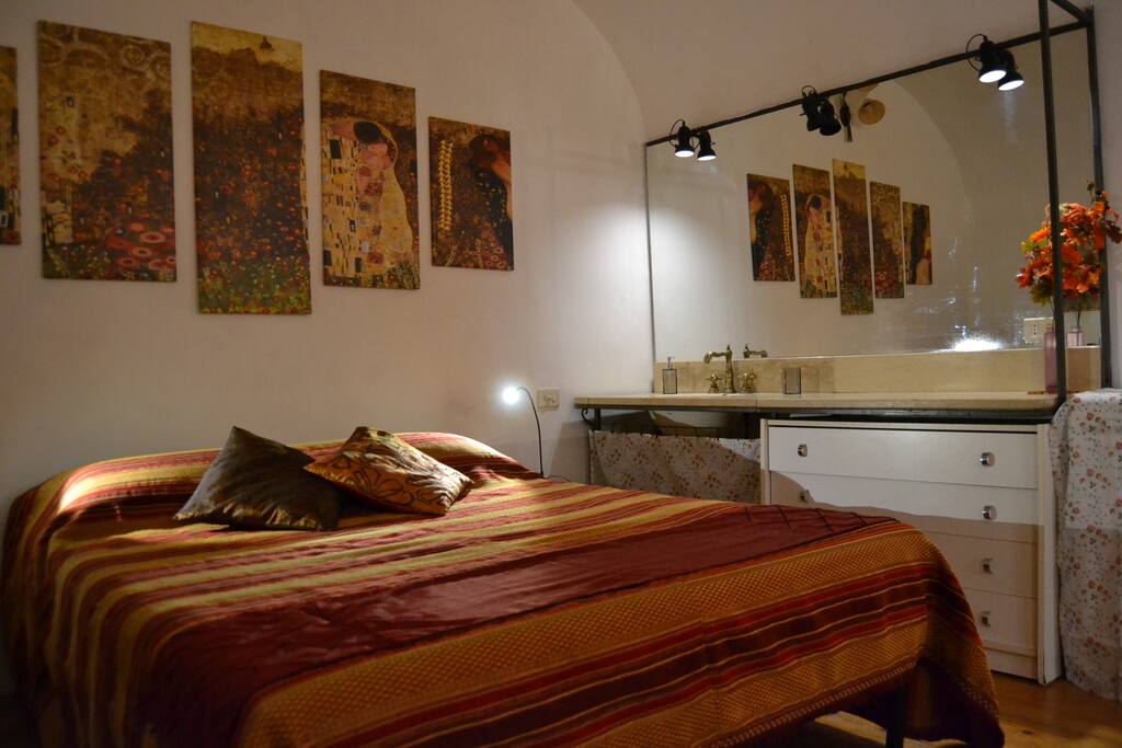 BEDROOM TOILETTE